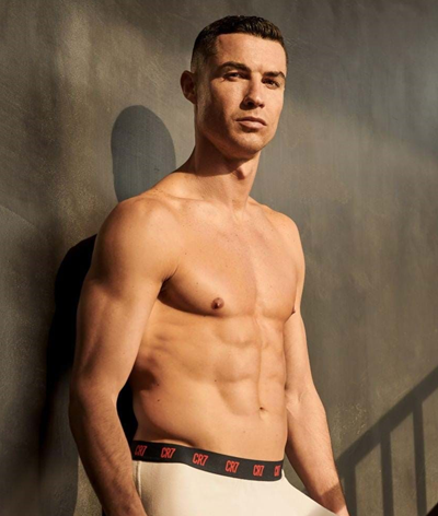 Ronaldo corta o cabelo enquanto vê a CMTV