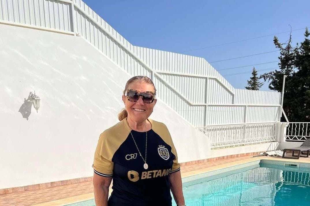 Dolores Aveiro radiante