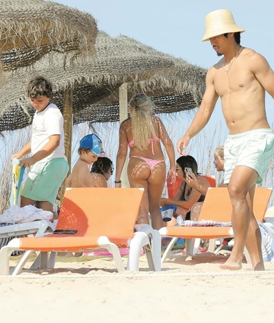 Jogador japonês do Sporting passa a folga numa praia da Comporta