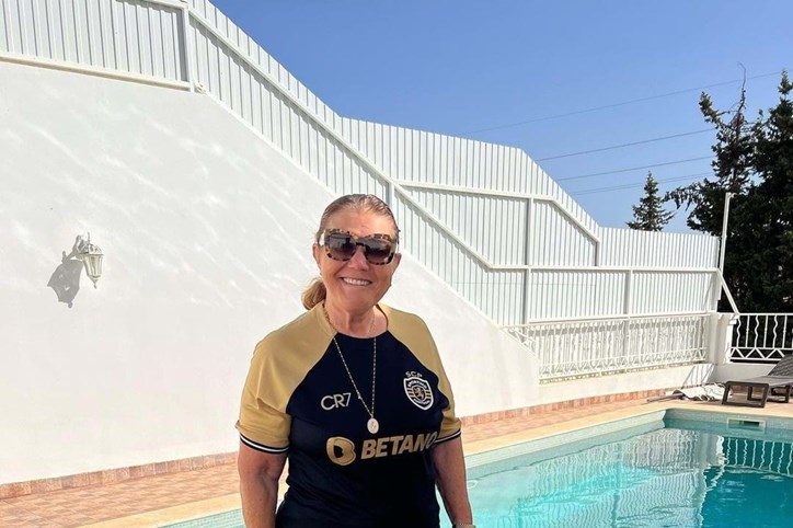 Dolores Aveiro radiante