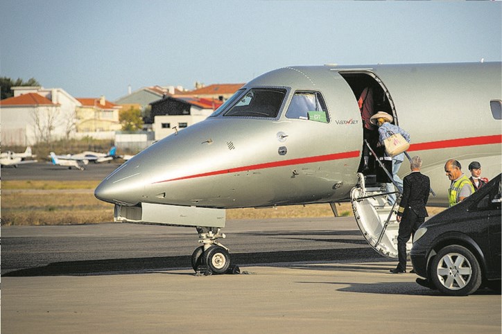Madonna entra em jato privado