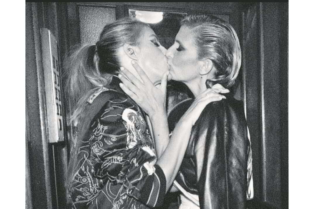 Beijo entre Jessica Athayde e Inês Castel-Branco