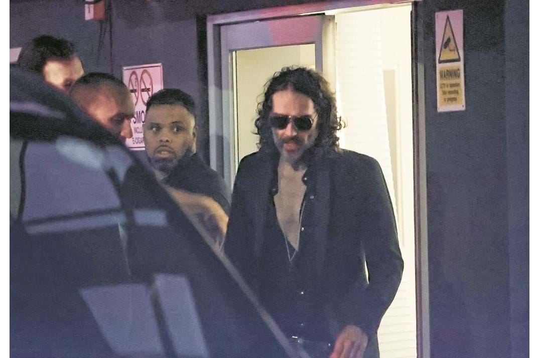 Russell Brand, de 48 anos, diz-se “completamente inocente”