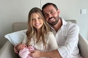 Bernardo Silva e Inês radiantes com a filha