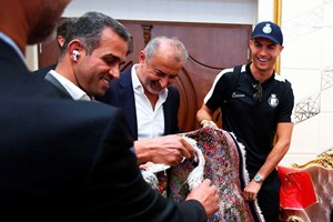 Cristiano Ronaldo recebido como um verdadeiro rei em Teerão