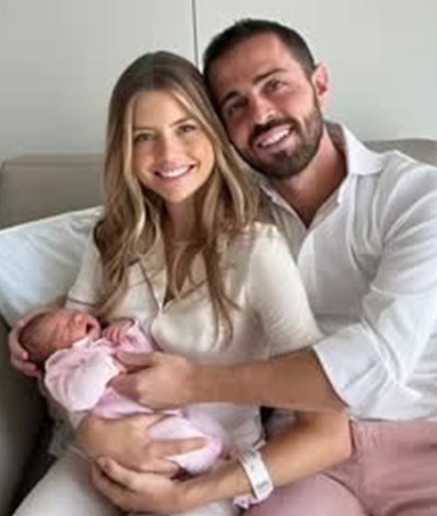 Bernardo Silva e Inês radiantes com a filha