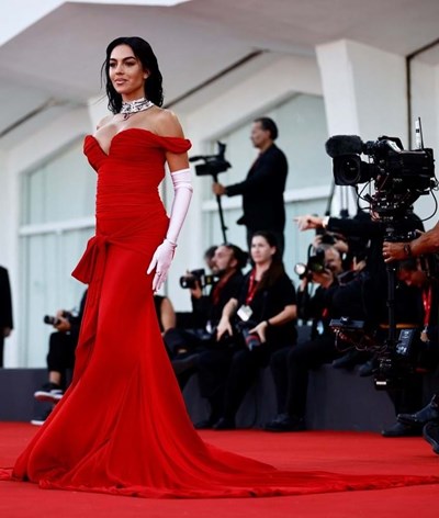 Georgina Rodríguez brilha na passadeira vermelha em Veneza