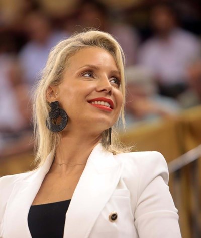 Luciana Abreu brilha na plateia em noite de glórias do namorado