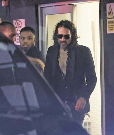 Comediante britânico Russell Brand acusado por quatro mulheres de violação e abuso sexual diz-se “inocente”