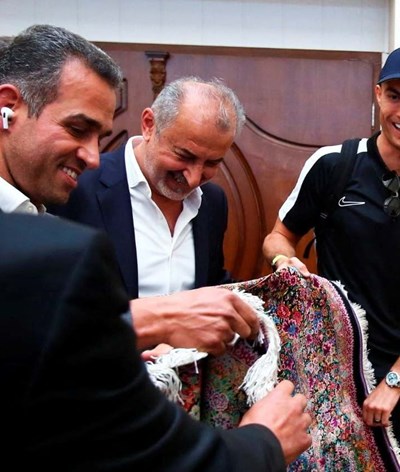 Cristiano Ronaldo recebido como um verdadeiro rei em Teerão