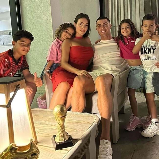 Cristiano Ronaldo, Georgina Rodríguez e os cinco filhos já estão a viver na nova mansão