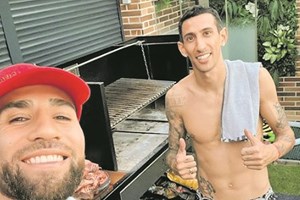 Jogadores do Benfica entre churrasco e praia