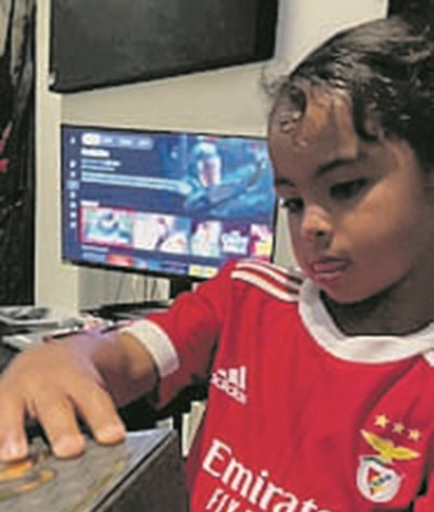 Neta de Snoop Dogg com camisola do Benfica