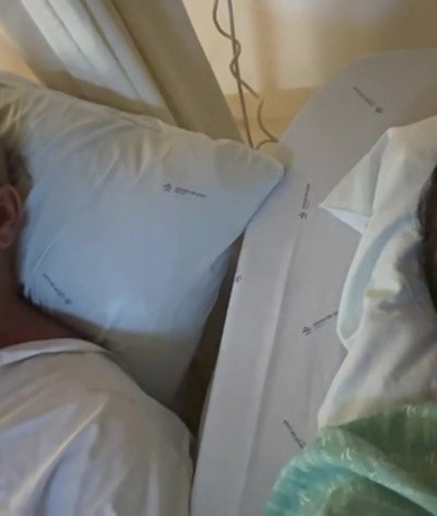 Melão e namorada na cama do hospital