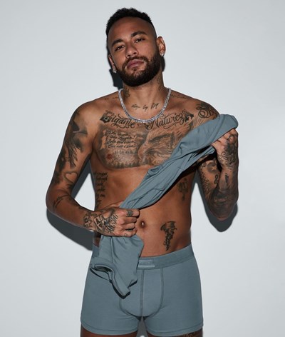 Neymar Jr. sensual e alvo de críticas