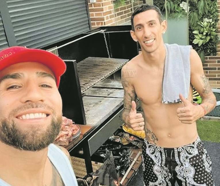 Jogadores do Benfica entre churrasco e praia