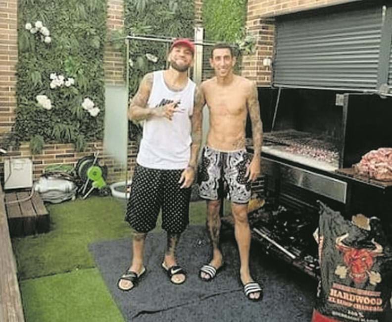Jogadores do Benfica entre churrasco e praia