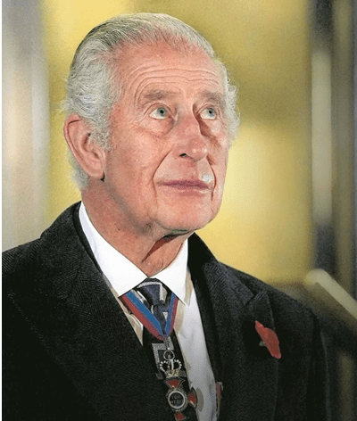 Rei Carlos III em lágrimas com homenagem aos pais