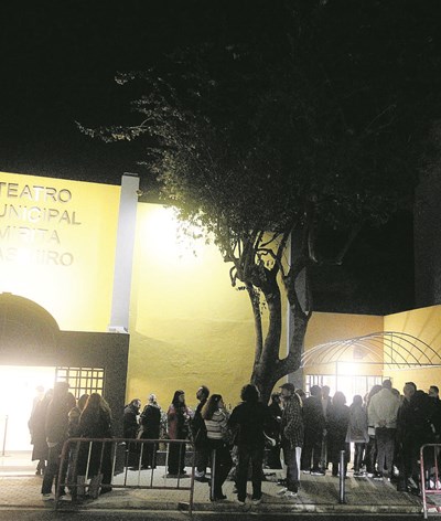 Emoção no funeral de Carlos Avilez