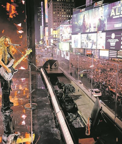 Shakira surpreende mais de 40 mil pessoas em Times Square