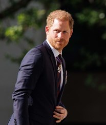 Príncipe Harry regressa ao Reino Unido mas é completamente ignorado. Veja as fotos