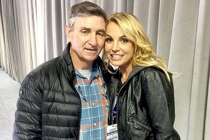 Jamie e Britney Spears estão de costas voltadas